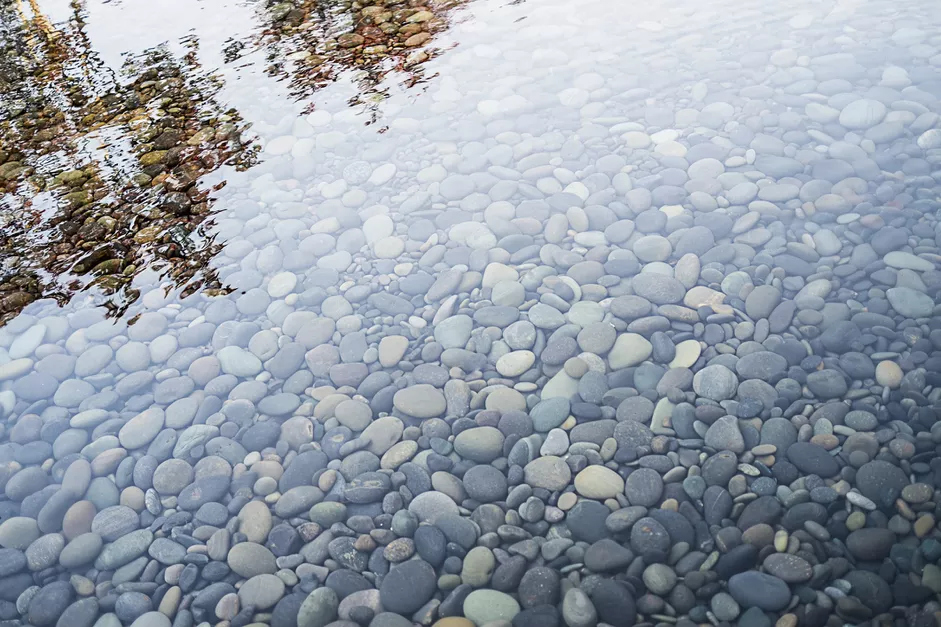河水中的砾石