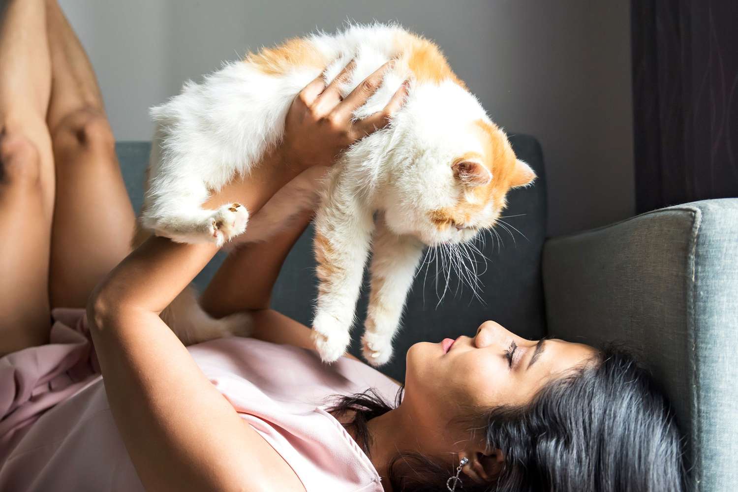 女人在与加菲猫嬉戏