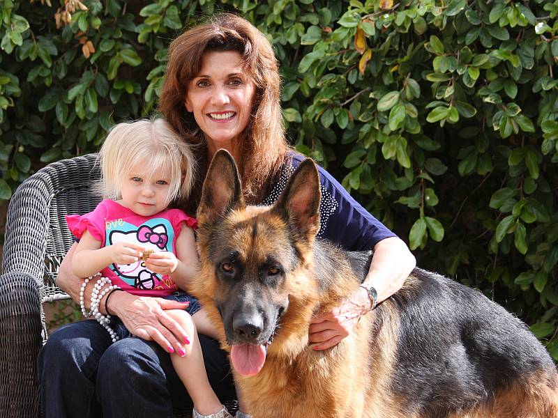 女人与她的女儿和德国牧羊犬一起合影